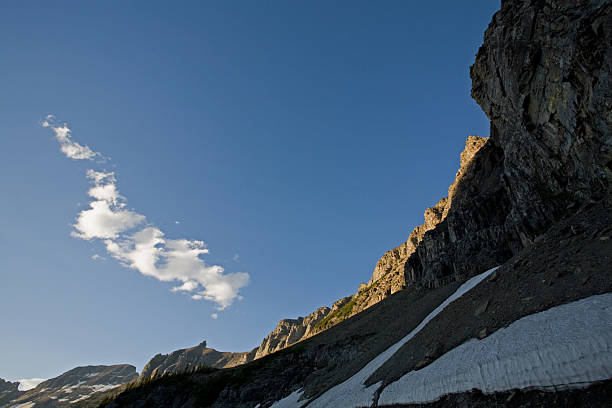 に囲まれ - white cloud mountains ストックフォトと画像