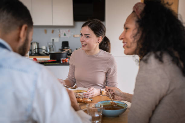 istock Friends at lunch 1476684025