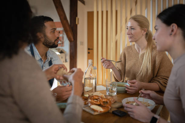 istock Friends at lunch 1476684038