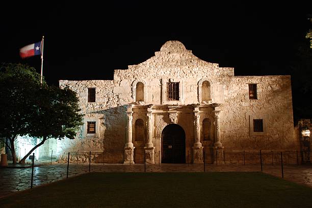 istock The Alamo at Night 147668746