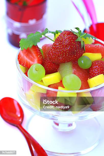 Ensalada De Frutas Foto de stock y más banco de imágenes de Alimento - Alimento, Blanco - Color, Color - Tipo de imagen