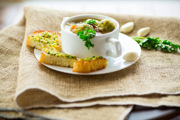 브뤼셀 콩나물, 야채, 크루통을 곁들인 뜨거운 요리 수프를 접시에 담았습니다. - crouton fried bread vegan food bowl 뉴스 사진 이미지