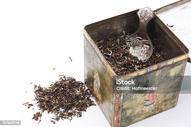 Tealeaves In Antiken Tee Box Stockfoto und mehr Bilder von Blechdose - Blechdose, Schwarzer Tee, Tee - Warmes Getränk