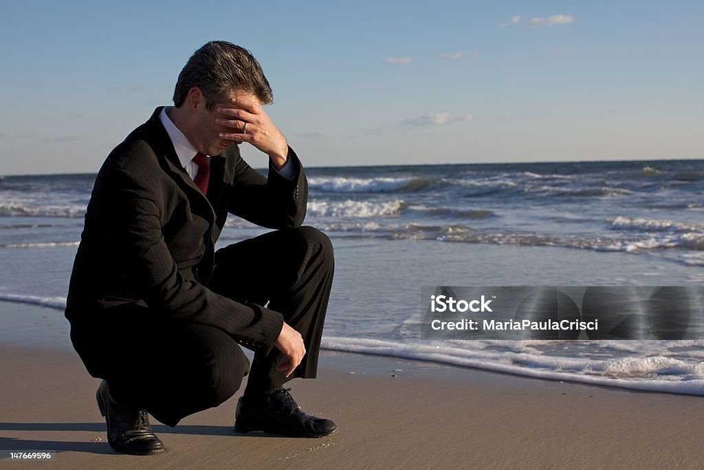 Uomo d'affari meditare sulla spiaggia - Foto stock royalty-free di Pregare