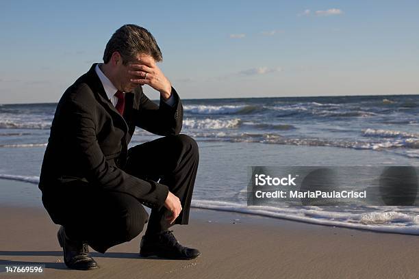 Uomo Daffari Meditare Sulla Spiaggia - Fotografie stock e altre immagini di Pregare - Pregare, Businessman, Colore nero
