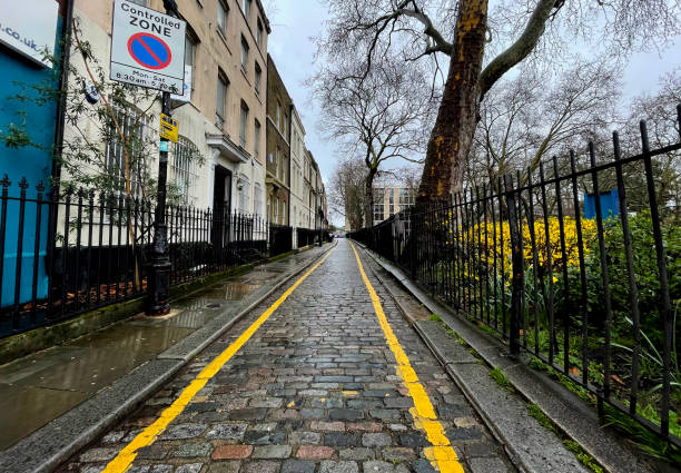 istock A narrow London street 1476697855