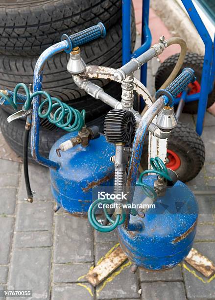 Foto de Reparo De Roda e mais fotos de stock de Azul - Azul, Carro, Consertar