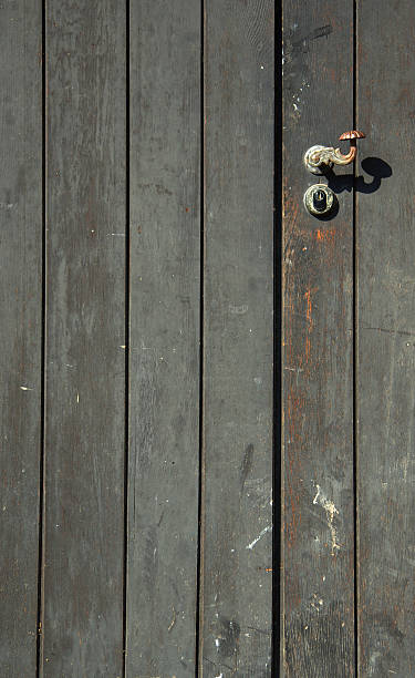 caixotes porta com ferro alça e sombra - weatherd - fotografias e filmes do acervo