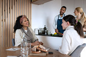 freunde-bereiten-das-mittagessen-zu-und-kochen-es.jpg?b=1&s=170x170&k=20&c=RPCQnAdEdHt00uAJfnhaUYyKDmD4hLwQYtdbi095CBU=