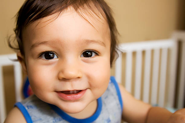 bebé niño sonriendo a la cámara - brown eyes fotografías e imágenes de stock