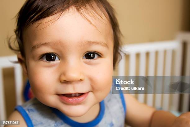 Bambino Sorride Alla Macchina Fotografica - Fotografie stock e altre immagini di Bebé - Bebé, Etnia latino-americana, Occhi marroni