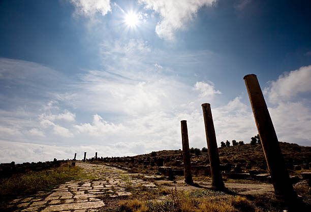 римская дорога в старинный thamugadi - timgad стоковые фото и изображения