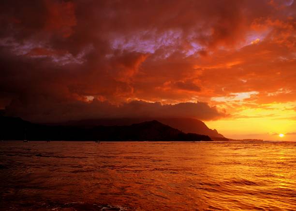 hanalei-bucht bei sonnenuntergang - hanalei stock-fotos und bilder