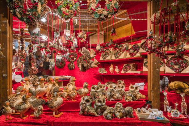 the colorful bressanone christmas market in the evening, trentino alto adige, northern italy. - bressanone imagens e fotografias de stock