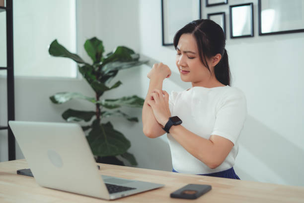 asian woman irritate itching dry skin scratching her skin sitting at home office. - frieiras imagens e fotografias de stock