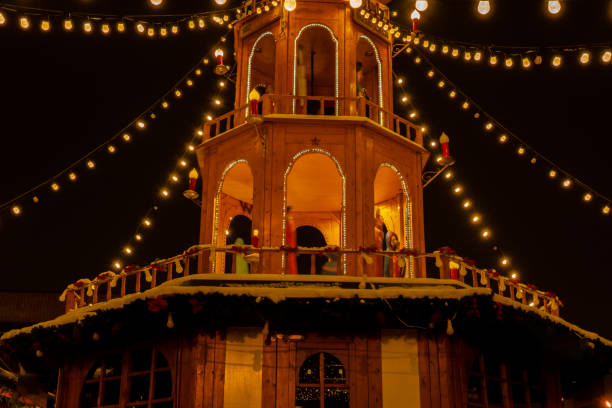Holiday decorations of Coal Market - Targ Weglowy square in Gdansk Poland. Beautiful Christmas fair in the old town at night. Advent winter time in Europe background. Christmas Markets in December Ornamented for celebration decoraciones navideñas del mercado del carbón - plaza targ weglowy en gdansk polonia. hermosa feria de navidad en el casco antiguo por la noche. tiempo de adviento invernal en europa fondo. mercados en diciembre adornados para la celebración