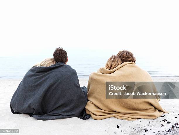 Foto de Casais Juntos Na Praia De Inverno e mais fotos de stock de Abraçar - Abraçar, Adolescente, Adulto