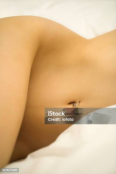 Nude Kobieta Ciało - zdjęcia stockowe i więcej obrazów 25-29 lat - 25-29 lat, Biodro, Brzuch