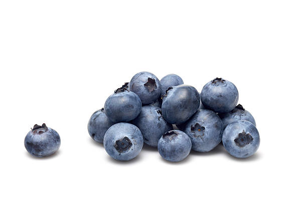 racimo de arándanos sobre blanco - blueberry fotografías e imágenes de stock
