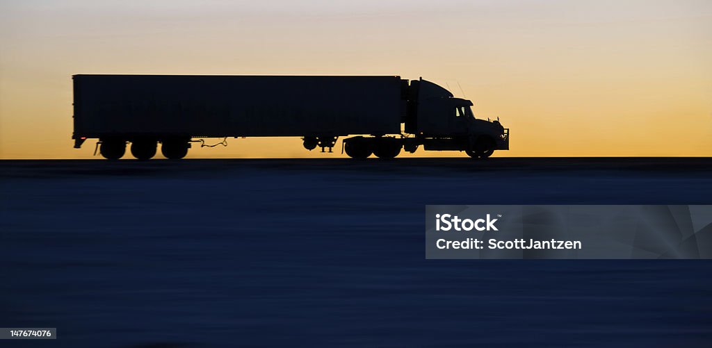 Big Rig na wschód słońca - Zbiór zdjęć royalty-free (Transport samochodowy)