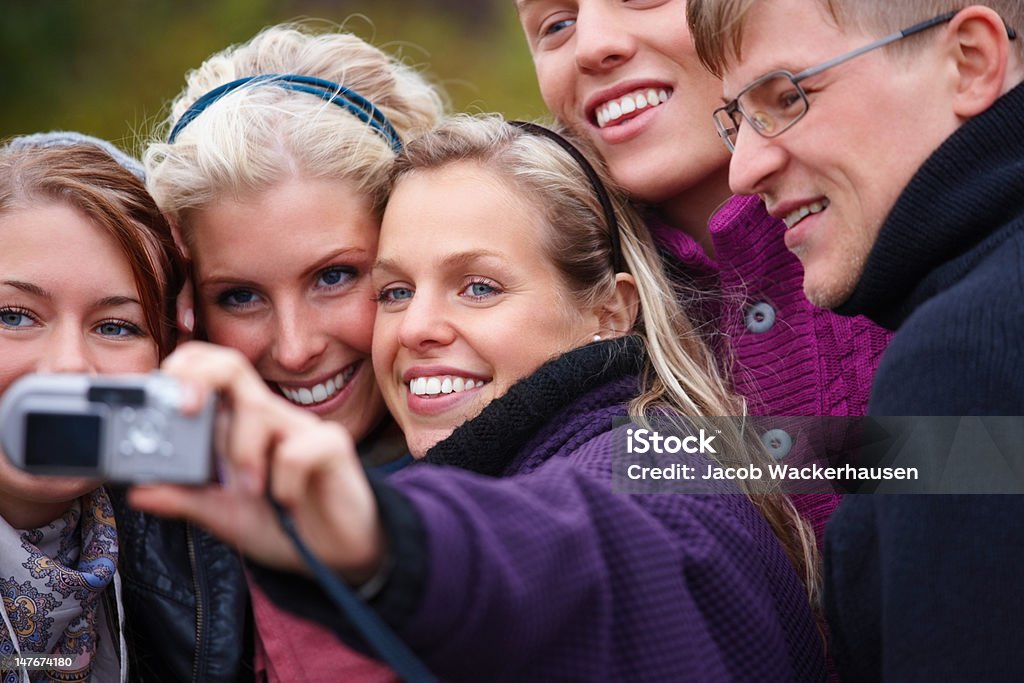 Gruppo di persone di scattare una foto con la fotocamera - Foto stock royalty-free di 20-24 anni