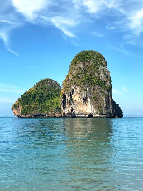 piedra caliza en phra nang beach - railay beach - krabi, tailandia - thailand beach koh tao nautical vessel fotografías e imágenes de stock