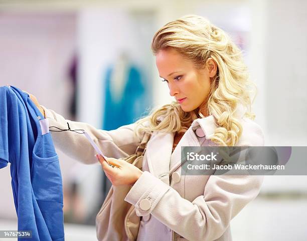 Bellissima Giovane Donna Guardando Al Prezzo Di Tessuto - Fotografie stock e altre immagini di 20-24 anni