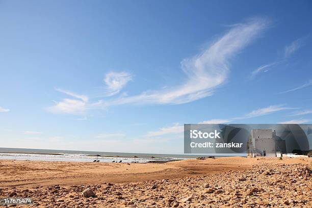 Edificio En La Playa Foto de stock y más banco de imágenes de Abandonado - Abandonado, Agua, Aire libre