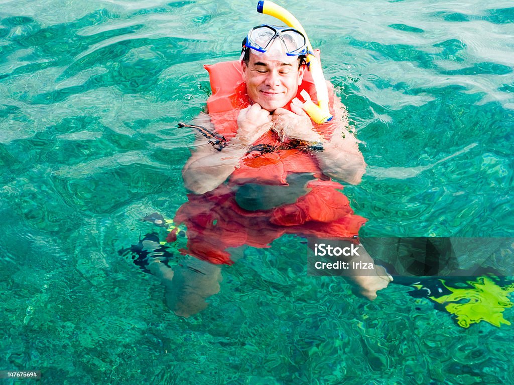 Hombre en la vida Chaleco enjoing al mar - Foto de stock de Chaleco salvavidas libre de derechos