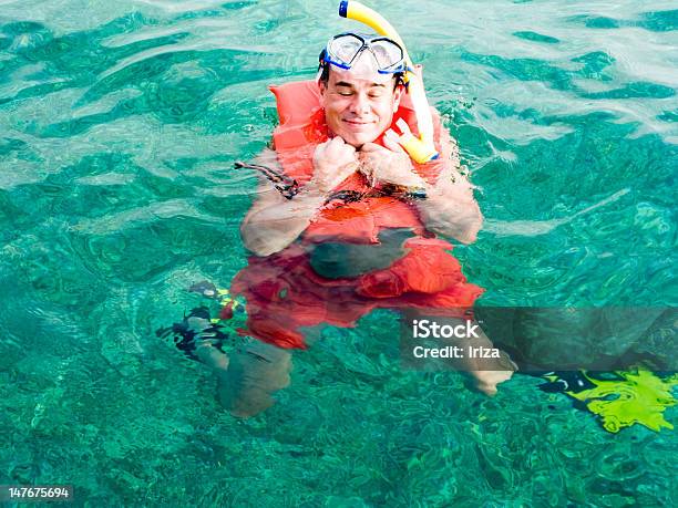 Hombre En La Vida Chaleco Enjoing Al Mar Foto de stock y más banco de imágenes de Chaleco salvavidas - Chaleco salvavidas, Natación, Adulto