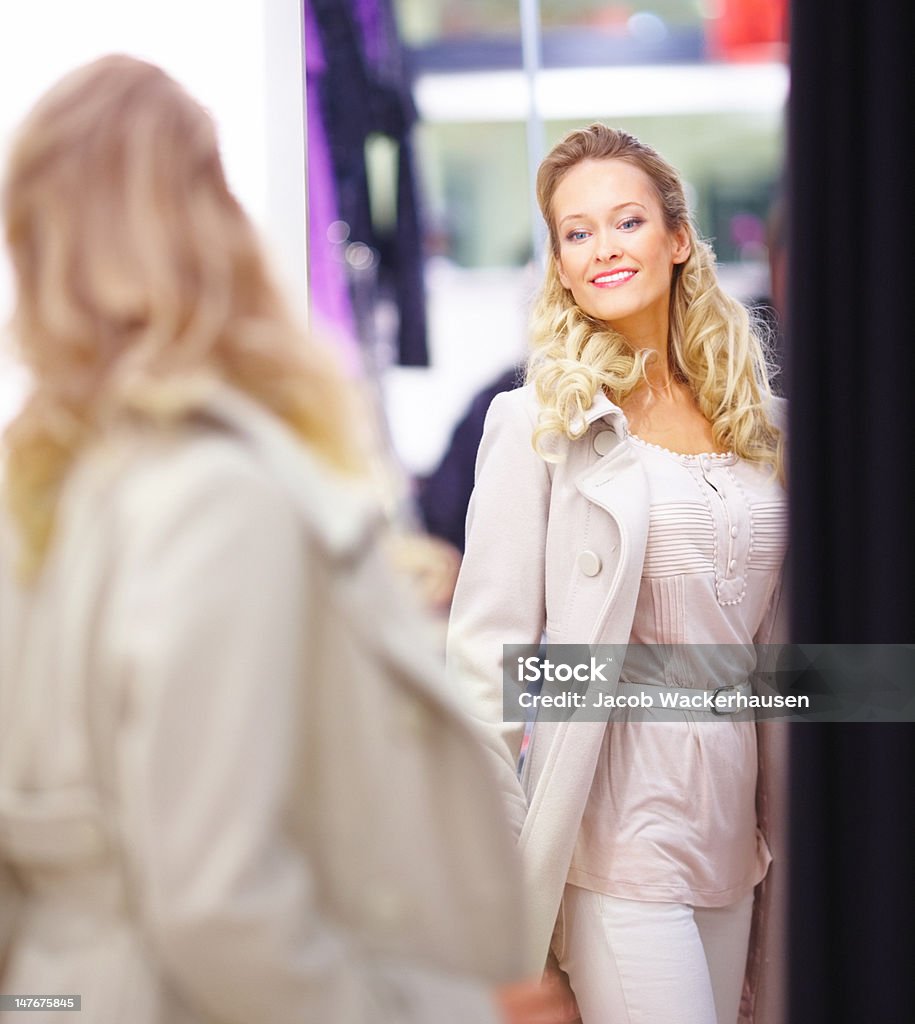 Người Phụ Nữ Trẻ Xinh Đẹp Thử Quần Áo Trước Gương Hình ảnh Sẵn có ...