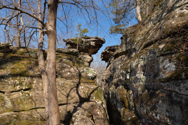 formación rocosa devils standtable. - shawnee national forest fotografías e imágenes de stock