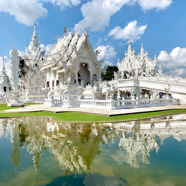 wat rong khun - temple blanc à chiang rai, thaïlande - wat phra kaeo photos photos et images de collection
