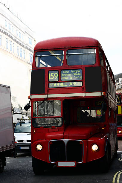 Ônibus de dois andares vermelho em Londres - foto de acervo