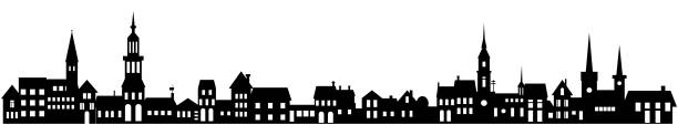 silhouette der skyline der stadt. kleine stadthäuser, fabrikgebäude, alte kirchendächer, einfache wohnviertel vektor flache szene. - urban scene small city banner stock-grafiken, -clipart, -cartoons und -symbole