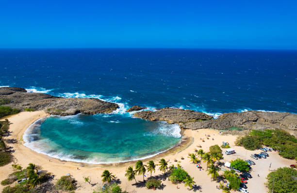 Spiaggia di Mar Chiquita e piscina naturale a Puerto Rico - foto stock