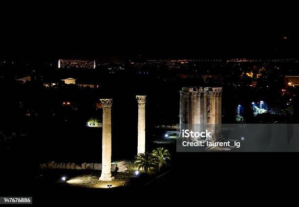 Foto de O Templo De Zeus Olímpico À Noite e mais fotos de stock de Atenas - Grécia - Atenas - Grécia, Capitais internacionais, Cultura Grega