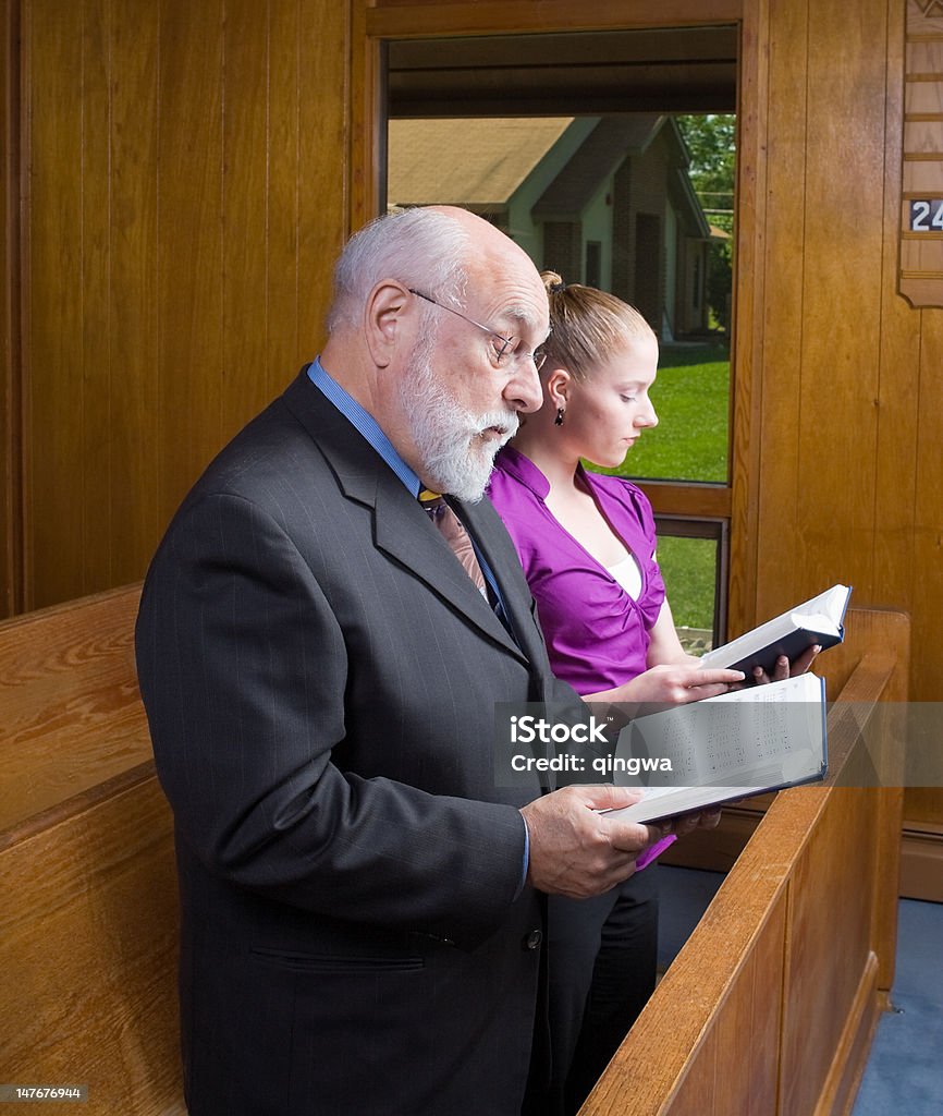 Alter europäischer Abstammung Mann stehend Junge Frau Kirche Pew Holding Gesangsbuch - Lizenzfrei 60-64 Jahre Stock-Foto