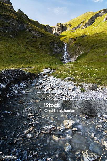 Cascada Foto de stock y más banco de imágenes de Agua - Agua, Aire libre, Ajardinado