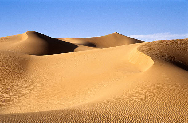 песчаные дюны пустыни в ливии - sahara desert стоковые фото и изображения