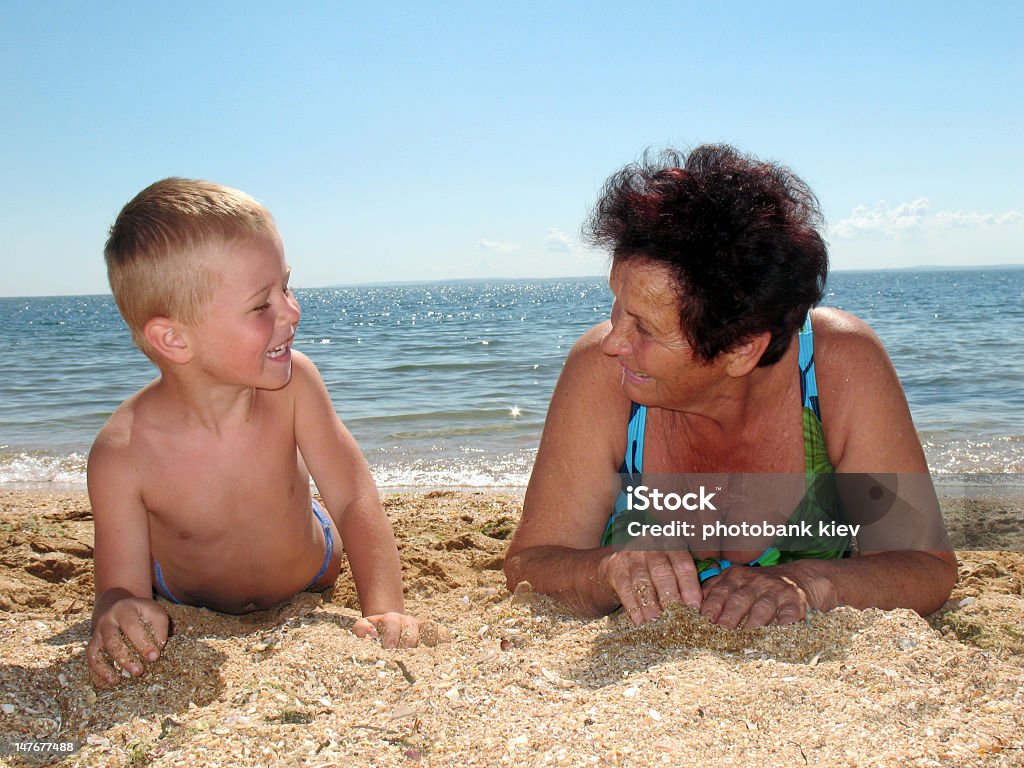 Criança e a avó na praia - Foto de stock de Adulto royalty-free