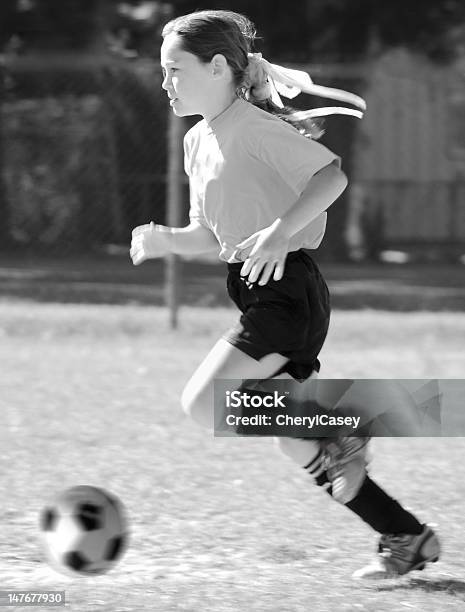 Young Jugador De Fútbol Foto de stock y más banco de imágenes de Aire libre - Aire libre, Atleta - Papel social, Blanco - Color