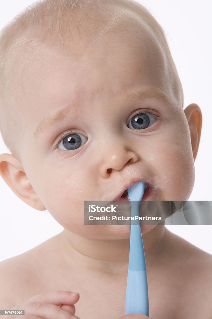 Enfants se brosser ses dents - Photo de 12-17 mois libre de droits