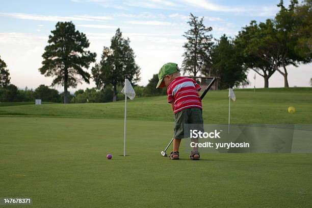 Ładny Mały Chłopiec Ćwiczący Na Putting Green - zdjęcia stockowe i więcej obrazów Golf - Sport - Golf - Sport, Dziecko, Golf swing