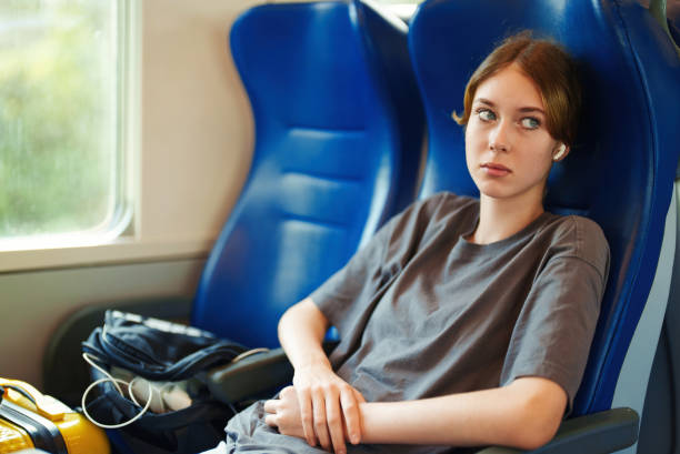 nastolatka ze słuchawkami podróżująca wewnątrz pociągu. - high speed train audio zdjęcia i obrazy z banku zdjęć