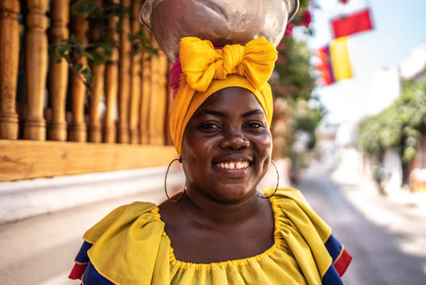 콜롬비아 카르타헤나에 있는 중년 팔렌케라의 초상화 - food caribbean street cartagena 뉴스 사진 이미지