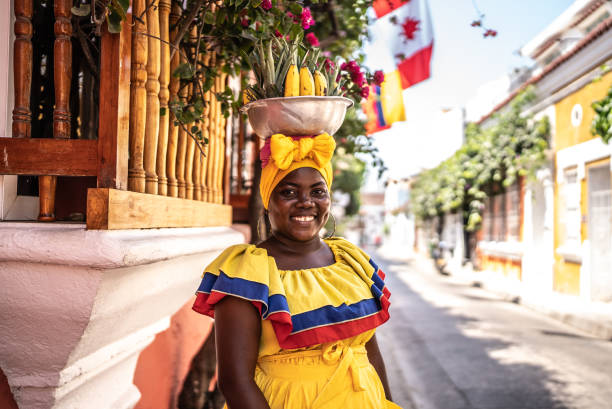 retrato de una palenquera mediana adulta en cartagena, colombia - trajes tipicos colombianos fotografías e imágenes de stock