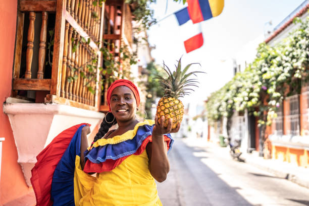 portrait d’une palenquera dans la rue à carthagène, colombie - fruits ananas tradition photos et images de collection