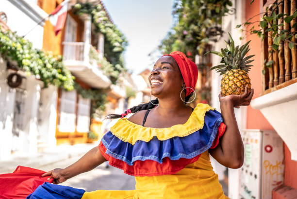 palenquera colombiana mirando hacia otro lado contemplando en cartagena, colombia - trajes tipicos colombianos fotografías e imágenes de stock