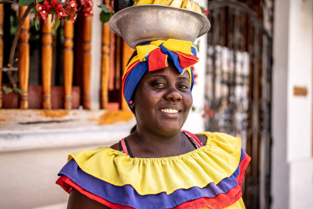 portrait d’une palenquera mid adult dans la rue à carthagène, colombie - food caribbean street cartagena photos et images de collection